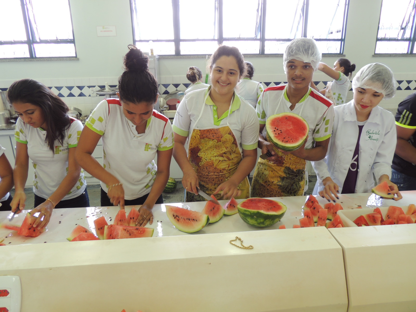 CNP - Alunos encerram  o  semestre com degustação de melancia