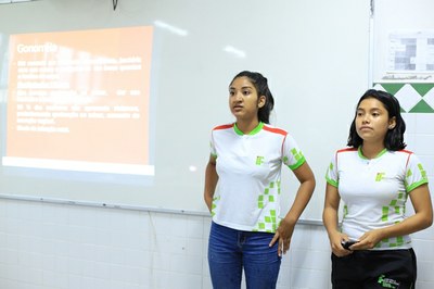 Bolsistas do projeto Fala Sério, as alunas Klycia e Biatriz