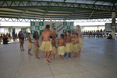 Indígenas da comunidade Mangueira ensinam o tipiti 