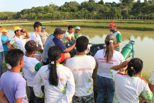 Acadêmicos de Aquicultura fazem visita técnica à estação de Balbina    