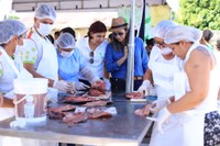 IF COMUNIDADE – Estudantes do curso de Aquicultura ensinam feirantes do Amajari a filetar peixe