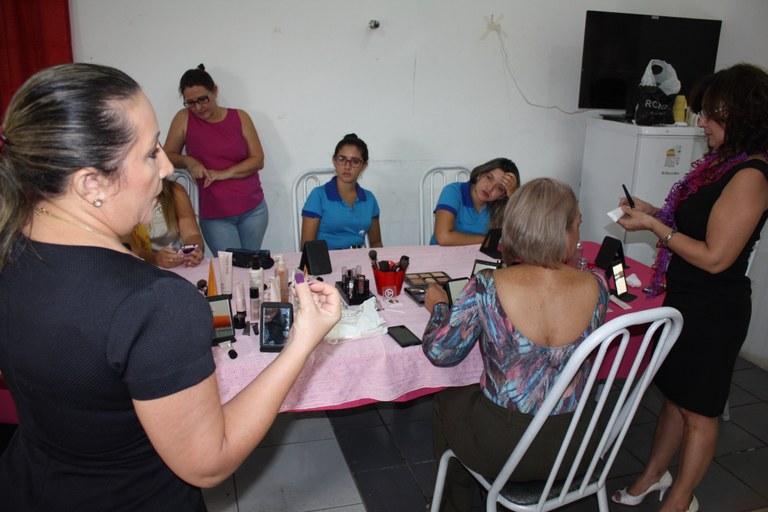 As consultoras Aurilene Peres e Luzivan Policarpo ensinaram dicas de maquigem e cuidados com a pele.