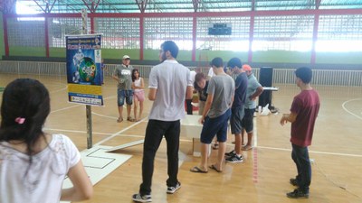 Competição dos carrinhos feitos com kit lego durante prova prática no CBVC.
