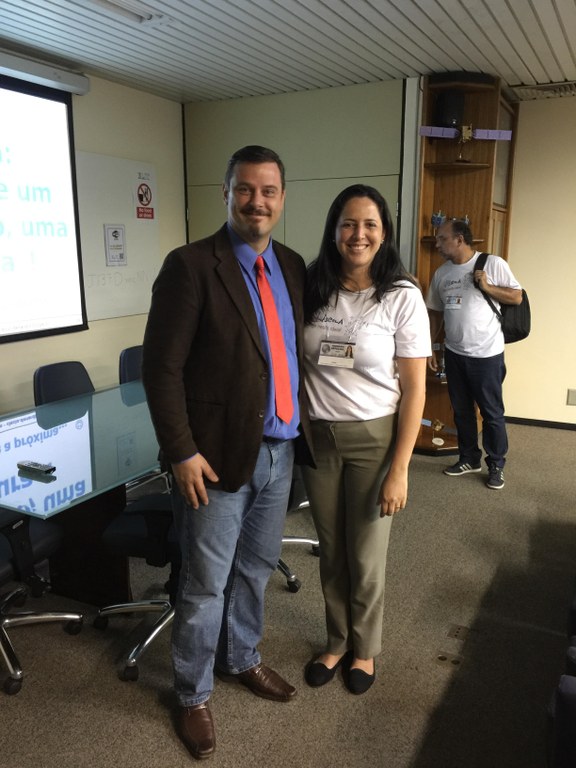 Professora Cristiane com o palestrante Dr. Clézio Marcos de Nardin, no Inpe. 