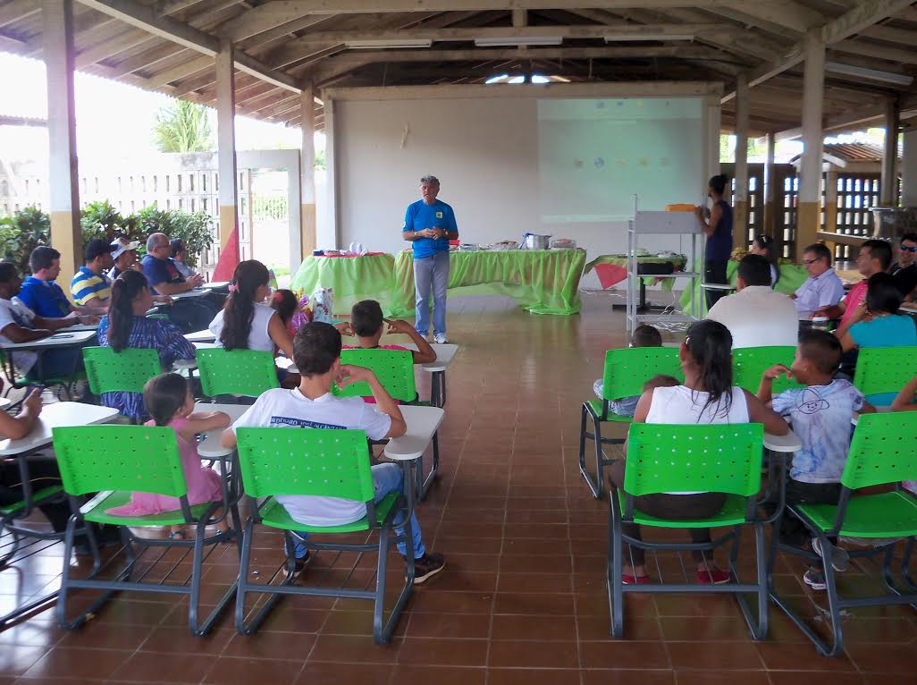 Professor Magalhães com alunos no Campus Avançado do Bonfim