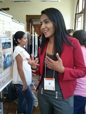 Participação da egressa Yunã Araújo em evento acadêmico na época da graduação