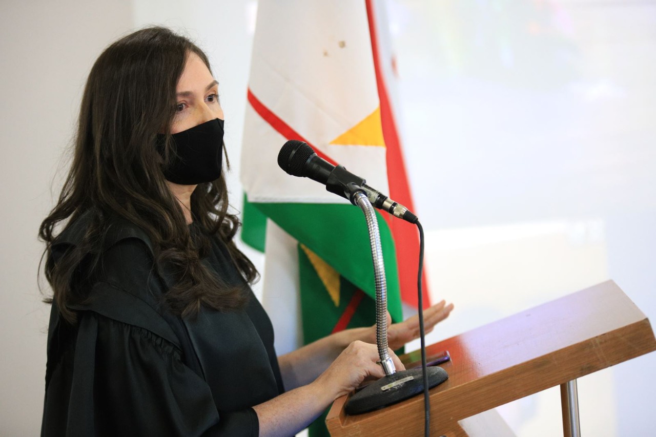 Egressa toma posse como diretora-geral do Campus Novo Paraíso