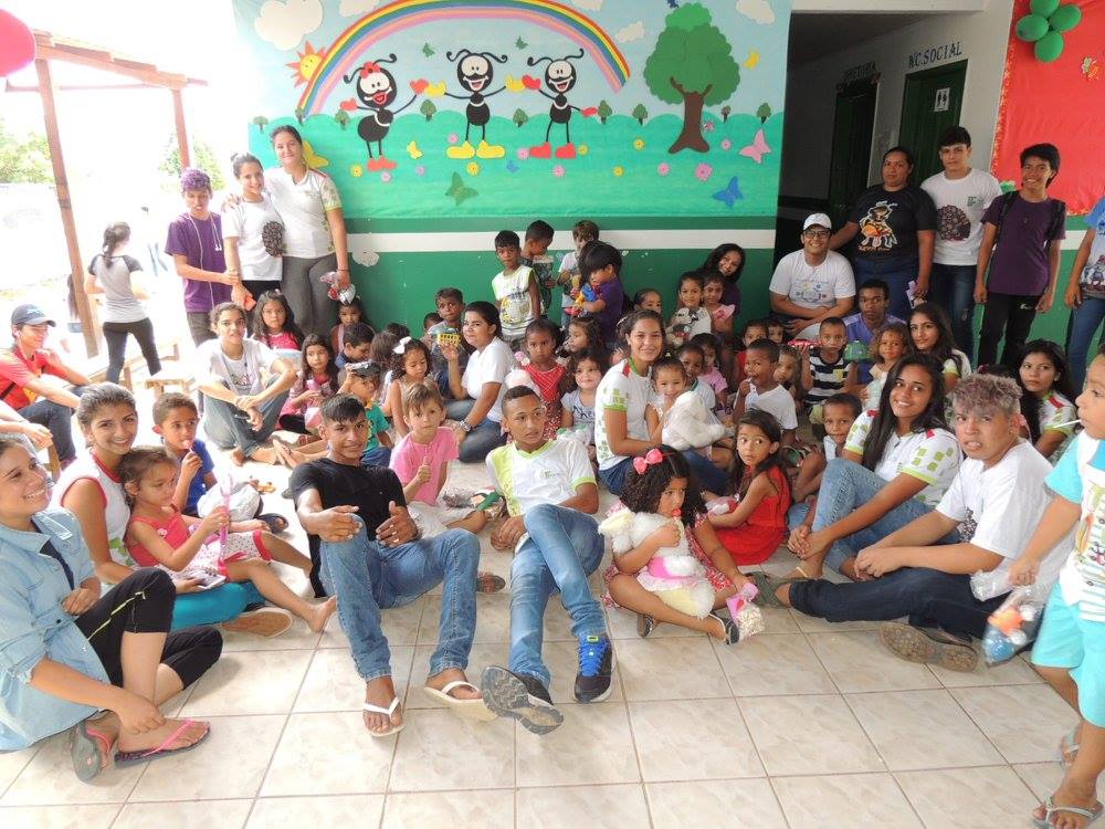 Alunos do CNP entregam brinquedos a crianças de escola infantil em São João da Baliza
