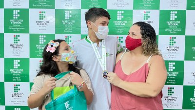 Presença da mãe e da irmã do estudante João Victor Romão na cerimônia mostrando a importância do incentivo familiar